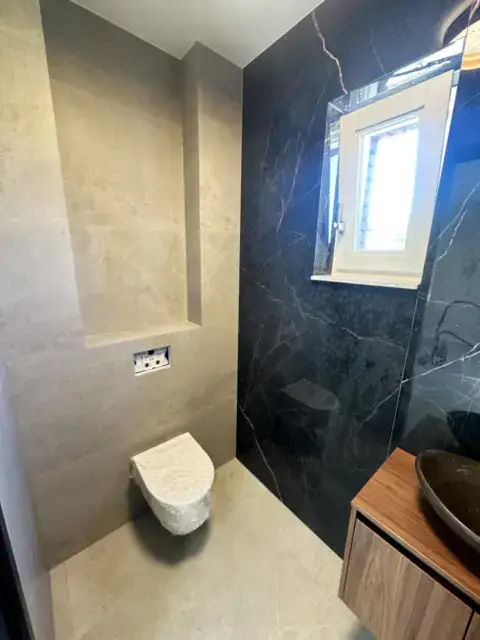 kitten luxe wastafel en toilet in badkamer bergeijk door kerkoerle kit techniek eindhoven