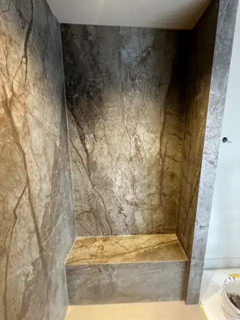 kitten zitbank in douche van natuursteen veldhoven door kerkoerle kit techniek eindhoven