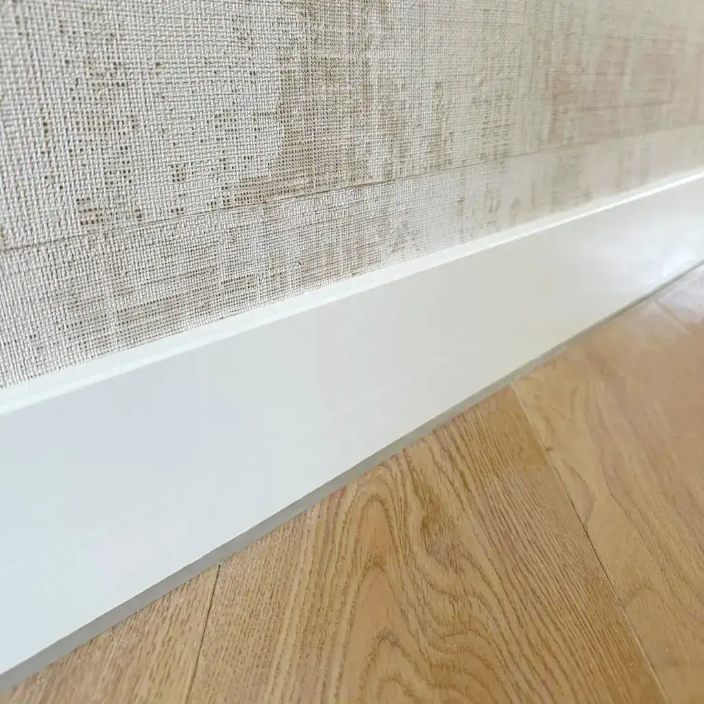 Plinten kitten door kitbedrijf van Kerkoerle Kittechniek